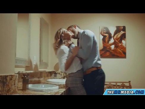 ❤️ Kun povekas blondi viettelee sinut julkisessa vessassa ❌ Porno at us
